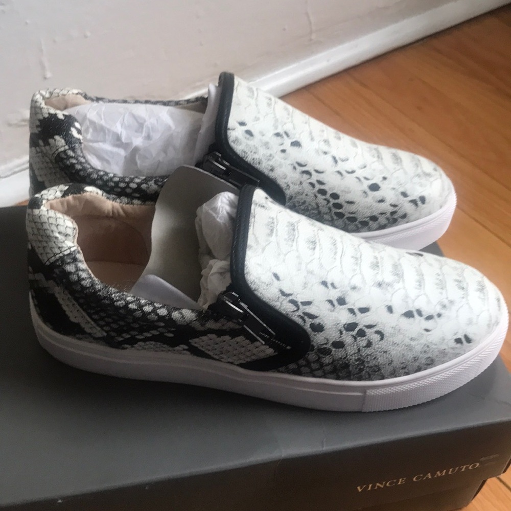 Vince Camuto Snake Print Zip Slides Size 6